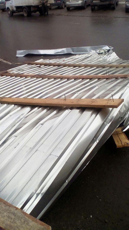 В центре Саратова ветром сорвало кровлю с дома