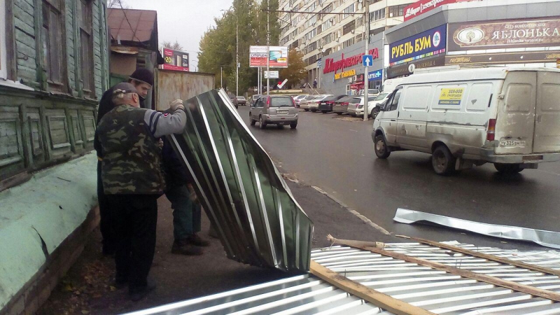 В центре Саратова ветром сорвало кровлю с дома