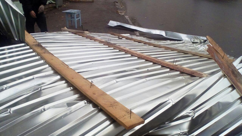 В центре Саратова ветром сорвало кровлю с дома