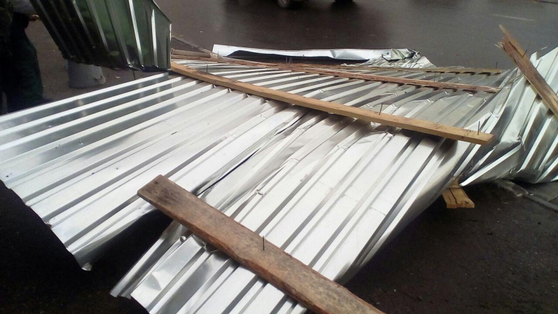 В центре Саратова ветром сорвало кровлю с дома