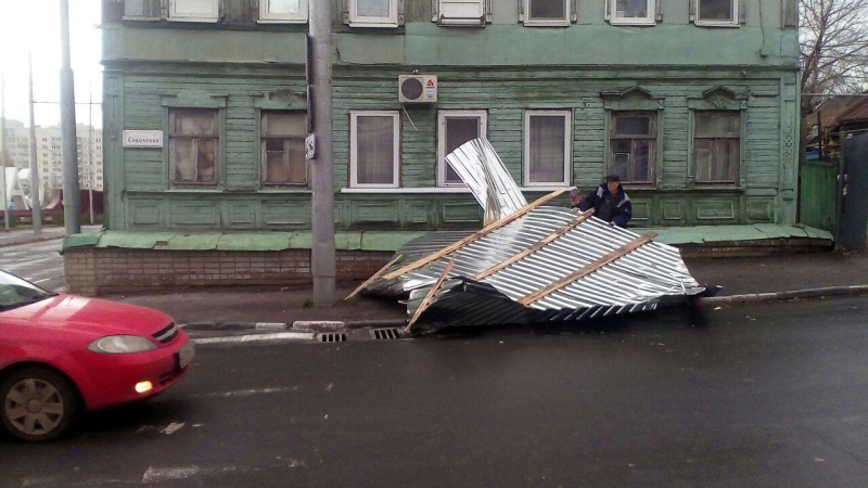 В центре Саратова ветром сорвало кровлю с дома