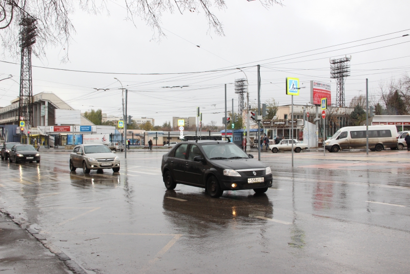 Саратовцы ждут, когда с Привокзальной площади вслед за столбиками уберут развалившиеся ящики