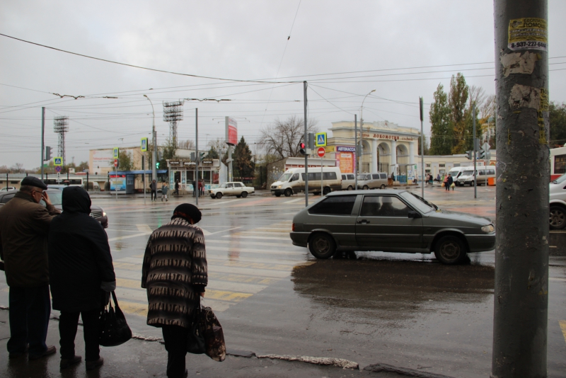 Саратовцы ждут, когда с Привокзальной площади вслед за столбиками уберут развалившиеся ящики