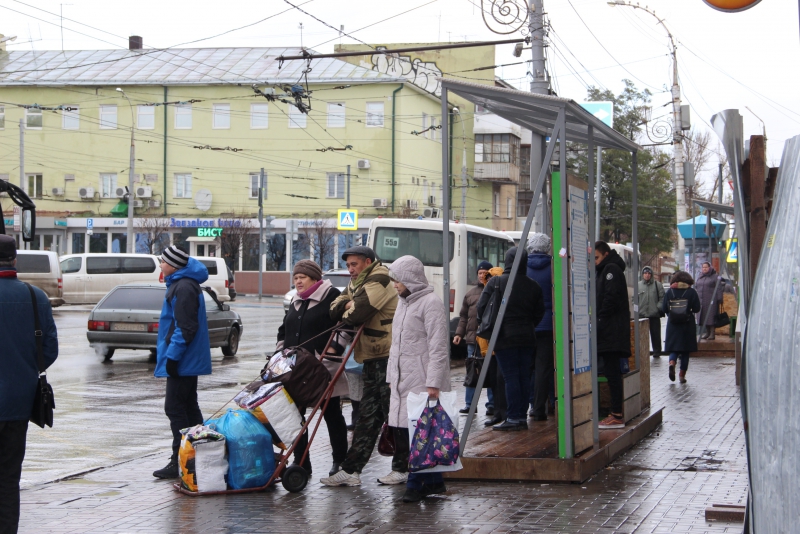 Саратовцы ждут, когда с Привокзальной площади вслед за столбиками уберут развалившиеся ящики