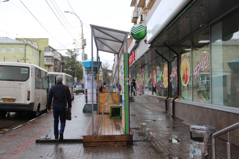 Саратовцы ждут, когда с Привокзальной площади вслед за столбиками уберут развалившиеся ящики