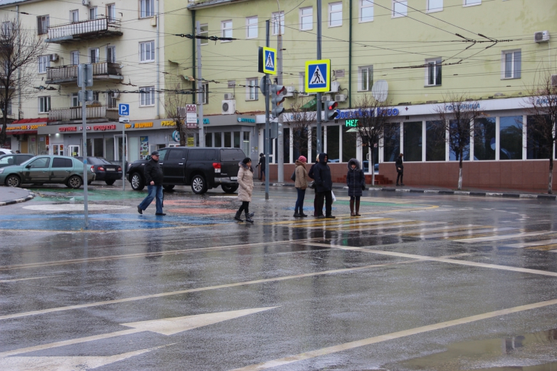 Саратовцы ждут, когда с Привокзальной площади вслед за столбиками уберут развалившиеся ящики