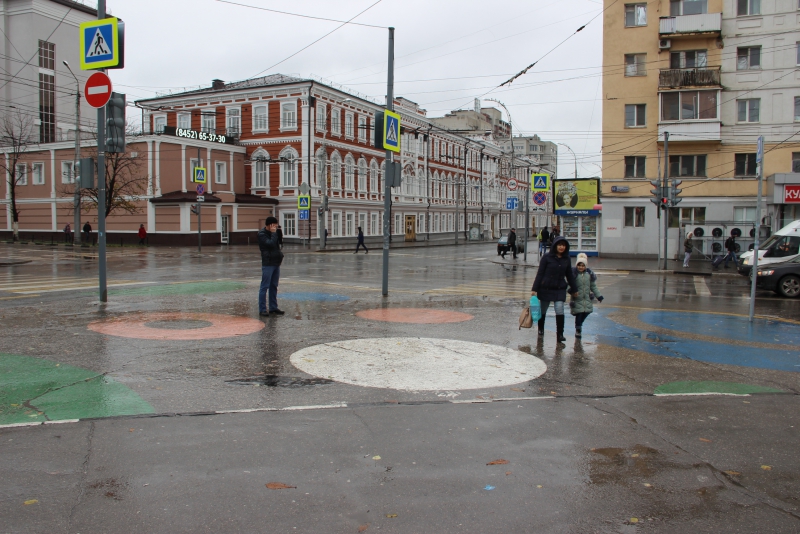 Саратовцы ждут, когда с Привокзальной площади вслед за столбиками уберут развалившиеся ящики