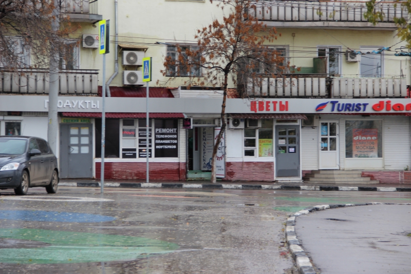 Саратовцы ждут, когда с Привокзальной площади вслед за столбиками уберут развалившиеся ящики