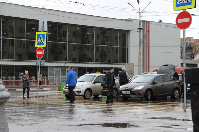 Саратовцы ждут, когда с Привокзальной площади вслед за столбиками уберут развалившиеся ящики
