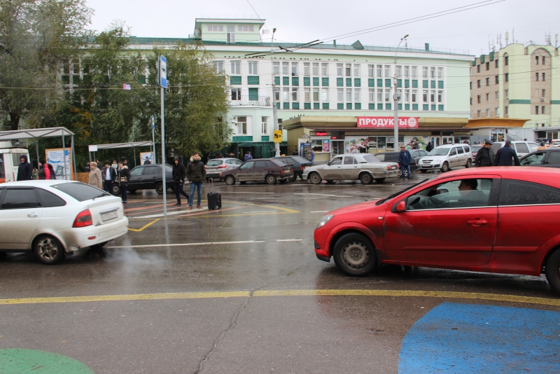 Саратовцы ждут, когда с Привокзальной площади вслед за столбиками уберут развалившиеся ящики