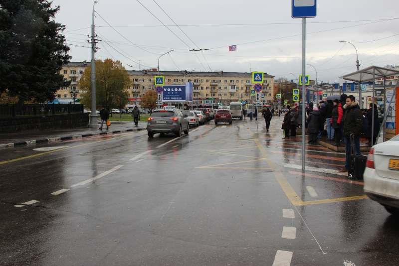 Саратовцы ждут, когда с Привокзальной площади вслед за столбиками уберут развалившиеся ящики