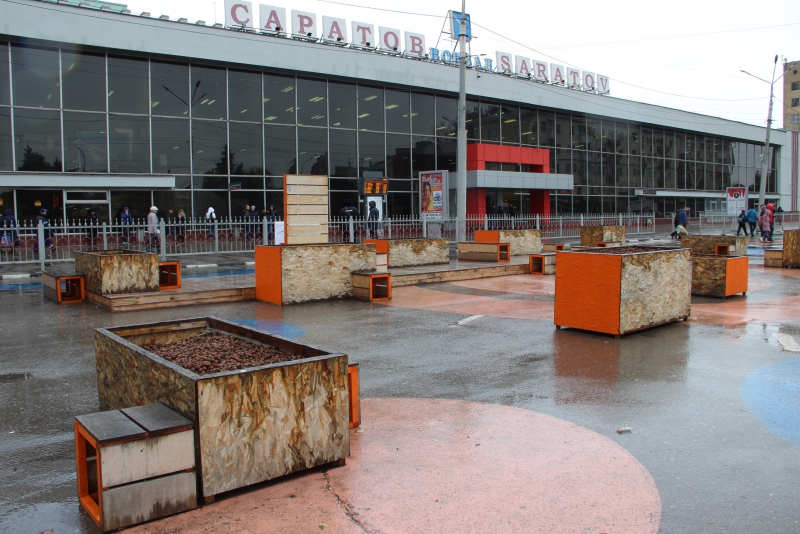 Саратовцы ждут, когда с Привокзальной площади вслед за столбиками уберут развалившиеся ящики