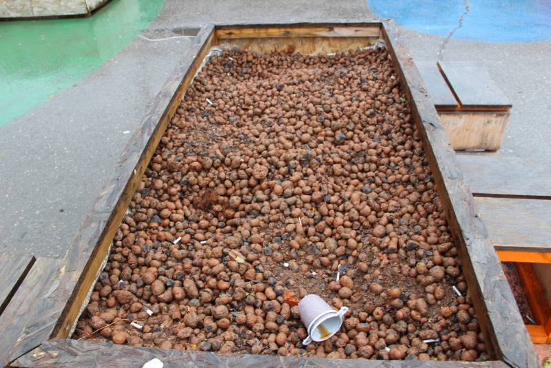 Саратовцы ждут, когда с Привокзальной площади вслед за столбиками уберут развалившиеся ящики