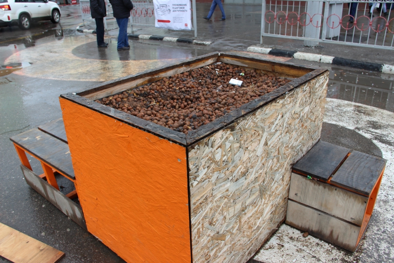 Саратовцы ждут, когда с Привокзальной площади вслед за столбиками уберут развалившиеся ящики