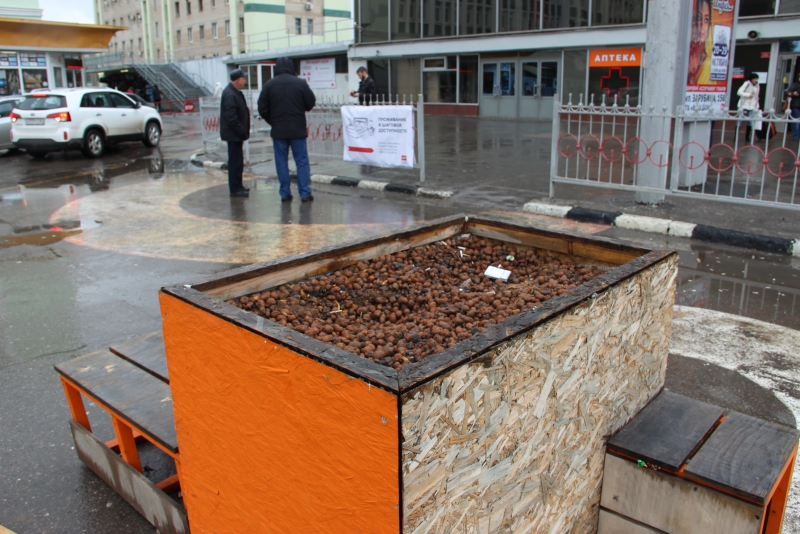 Саратовцы ждут, когда с Привокзальной площади вслед за столбиками уберут развалившиеся ящики