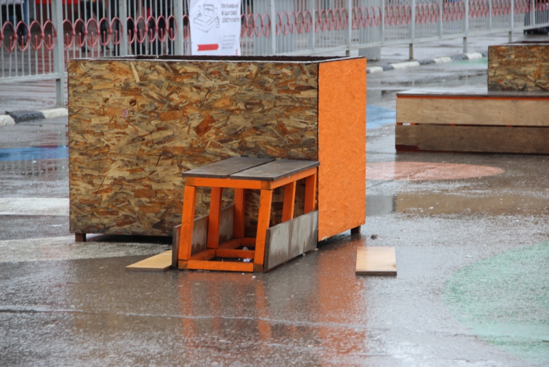 Саратовцы ждут, когда с Привокзальной площади вслед за столбиками уберут развалившиеся ящики