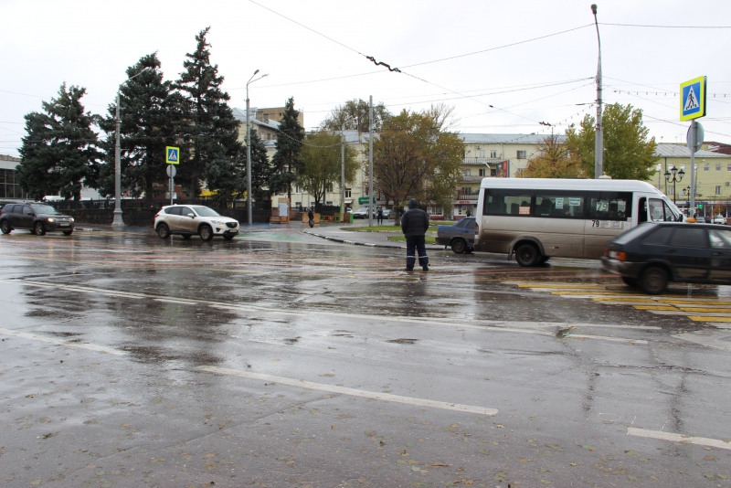 Саратовцы ждут, когда с Привокзальной площади вслед за столбиками уберут развалившиеся ящики