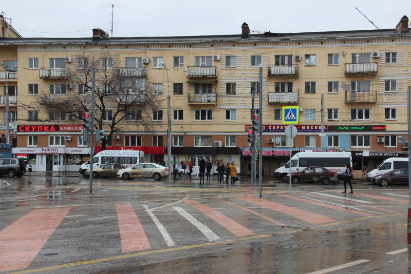 Саратовцы ждут, когда с Привокзальной площади вслед за столбиками уберут развалившиеся ящики