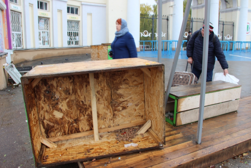 Саратовцы ждут, когда с Привокзальной площади вслед за столбиками уберут развалившиеся ящики