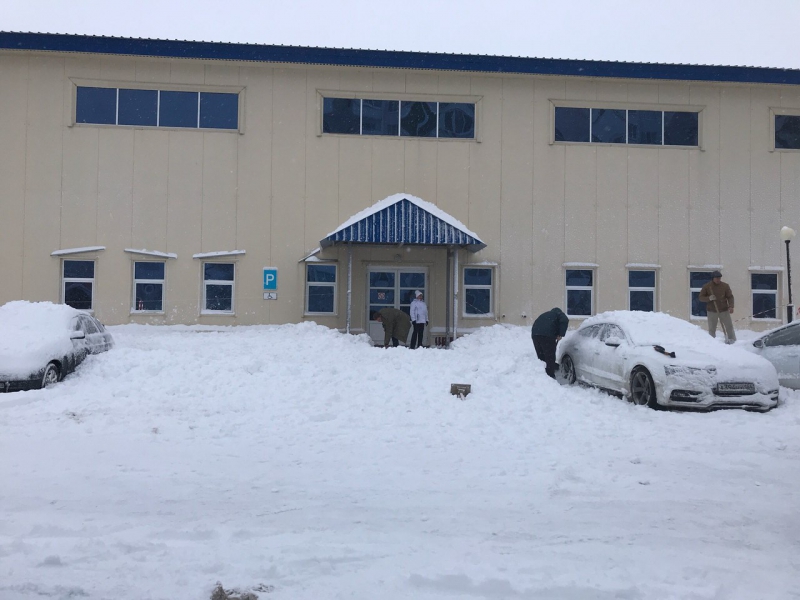 В Балакове лавины снега обрушились на припаркованные автомобили