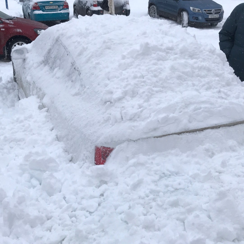 В Балакове лавины снега обрушились на припаркованные автомобили