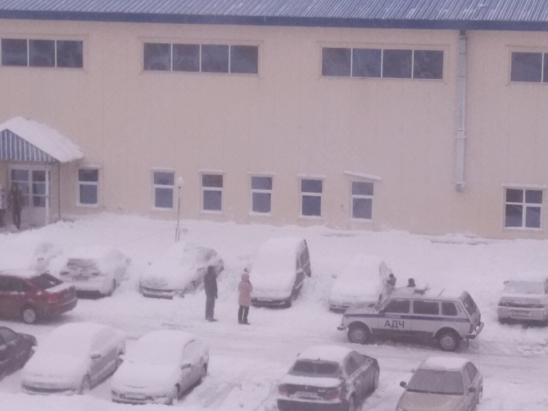 В Балакове лавины снега обрушились на припаркованные автомобили