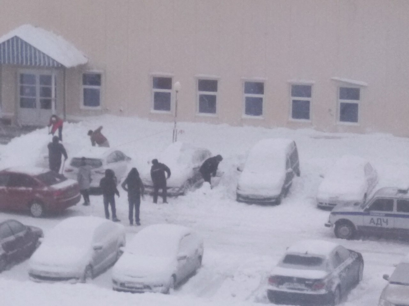 В Балакове лавины снега обрушились на припаркованные автомобили