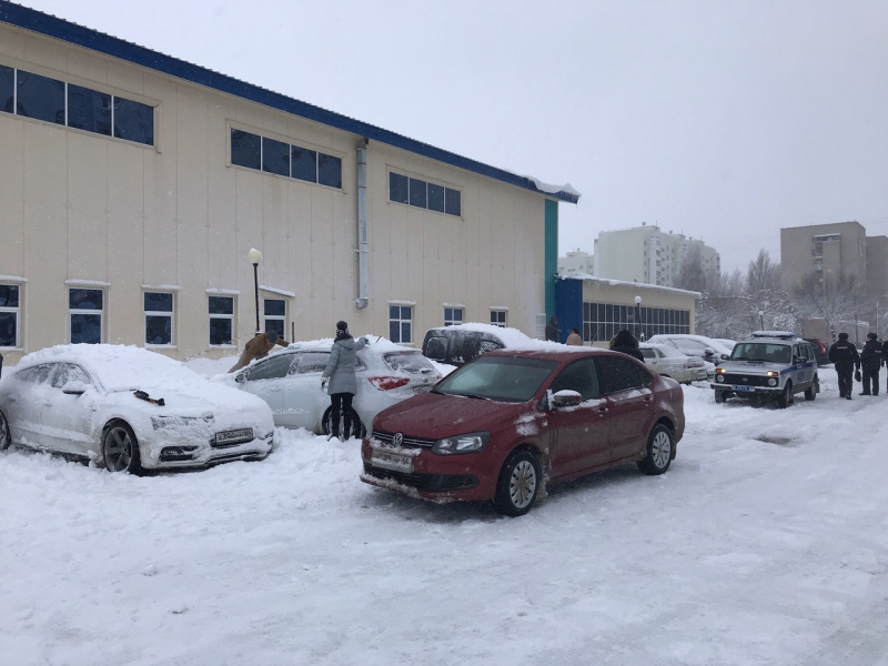 В Балакове лавины снега обрушились на припаркованные автомобили