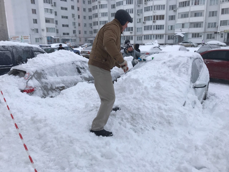 В Балакове лавины снега обрушились на припаркованные автомобили
