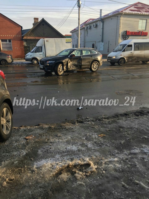 В Саратове женщина за рулем кроссовера «Киа» пострадала в ДТП с «Ягуаром»