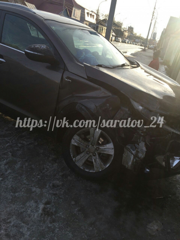 В Саратове женщина за рулем кроссовера «Киа» пострадала в ДТП с «Ягуаром»