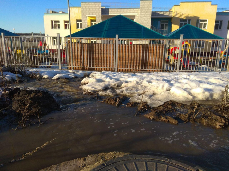 В Саратове талые воды залили территорию детского сада