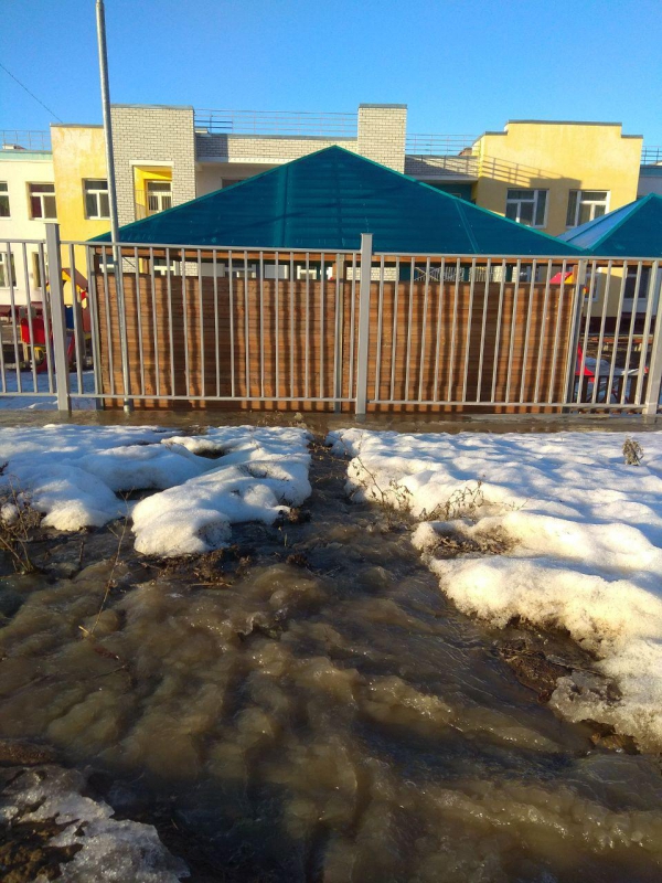 В Саратове талые воды залили территорию детского сада