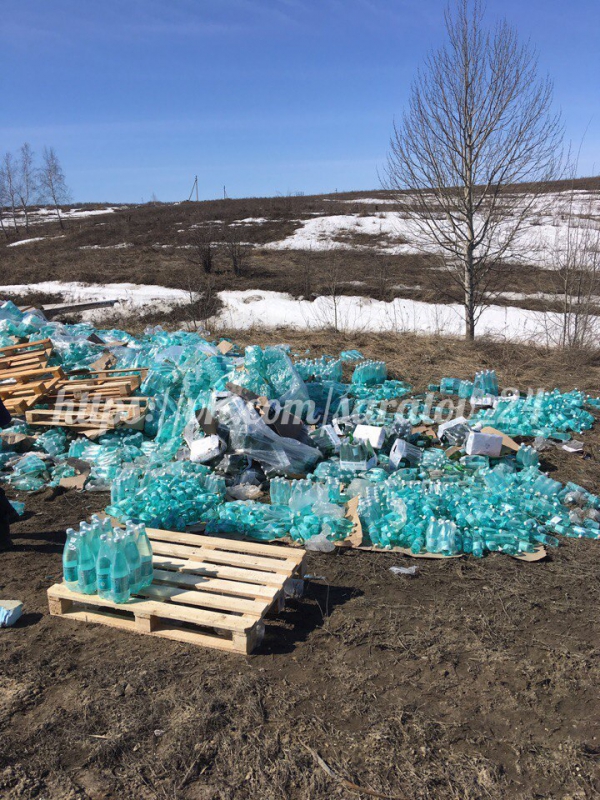 Под Татищевом перевернулся грузовик с минералкой