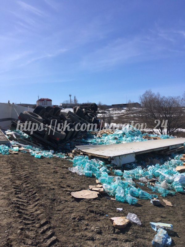 Под Татищевом перевернулся грузовик с минералкой