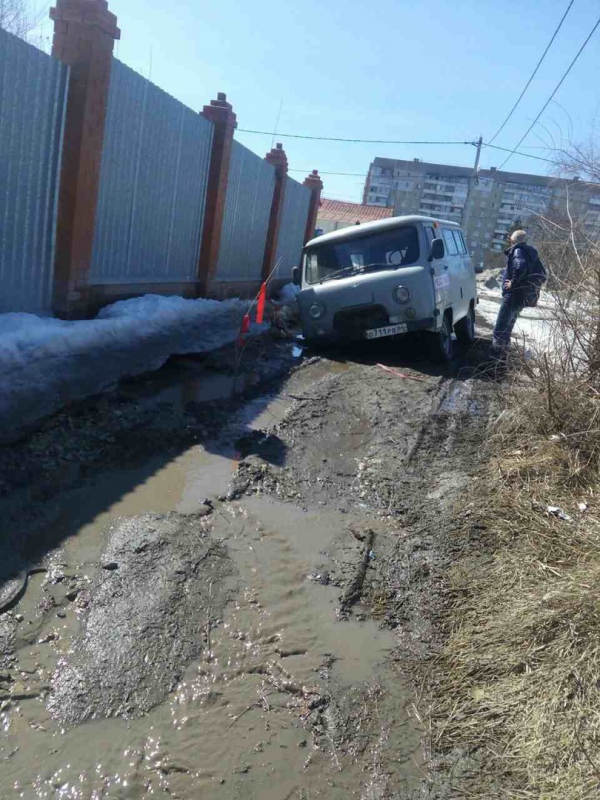 В Комсомольском поселке скорая помощь провалилась в яму