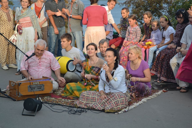 «Белый поток» счел интересной перепалку с «Патриотами» и хвалит власть за креатив