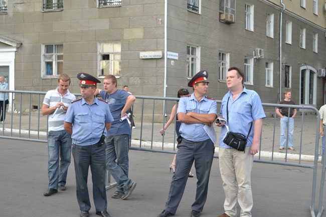 «Белый поток» счел интересной перепалку с «Патриотами» и хвалит власть за креатив