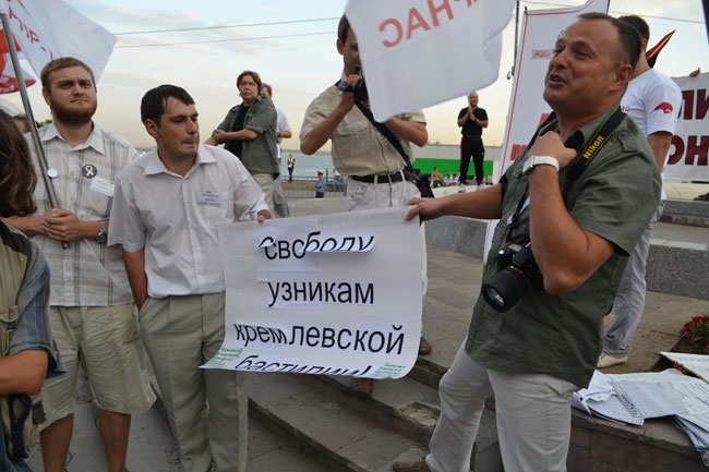 «Белый поток» счел интересной перепалку с «Патриотами» и хвалит власть за креатив