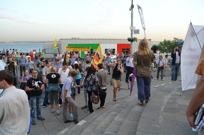 «Белый поток» счел интересной перепалку с «Патриотами» и хвалит власть за креатив