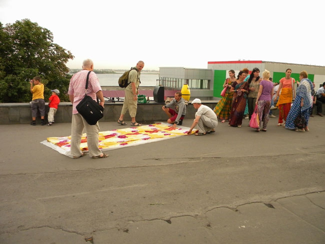 «Белый поток» счел интересной перепалку с «Патриотами» и хвалит власть за креатив