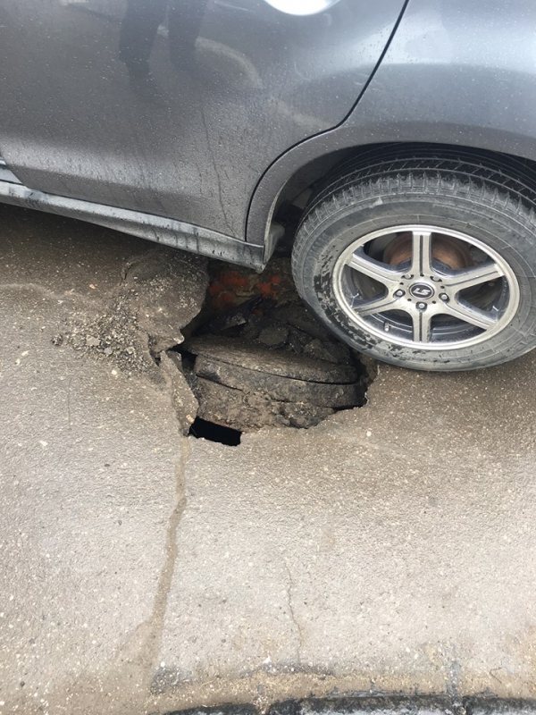 Около Саратовской областной думы провалился асфальт