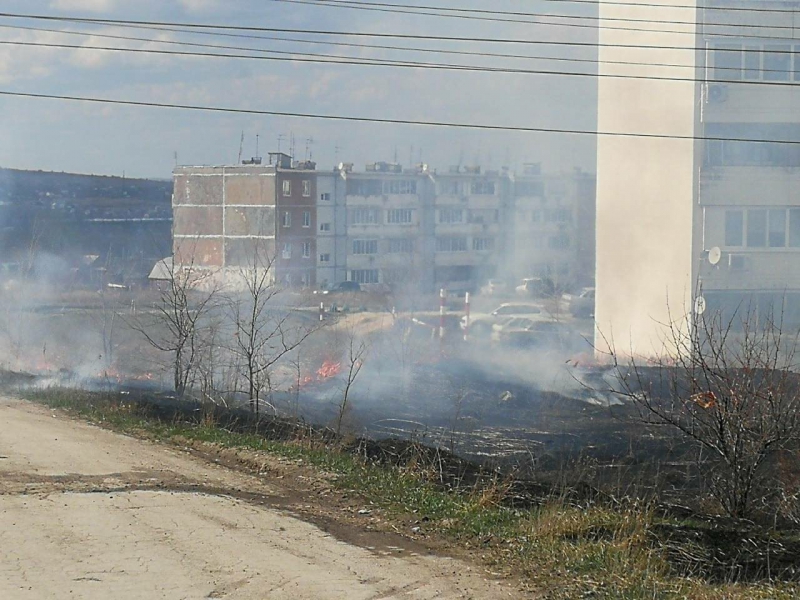 На окраине Саратова горит трава. Огонь приближается к домам