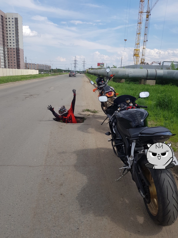 У жителей Саратова стало модным фотографироваться в ямах на дорогах