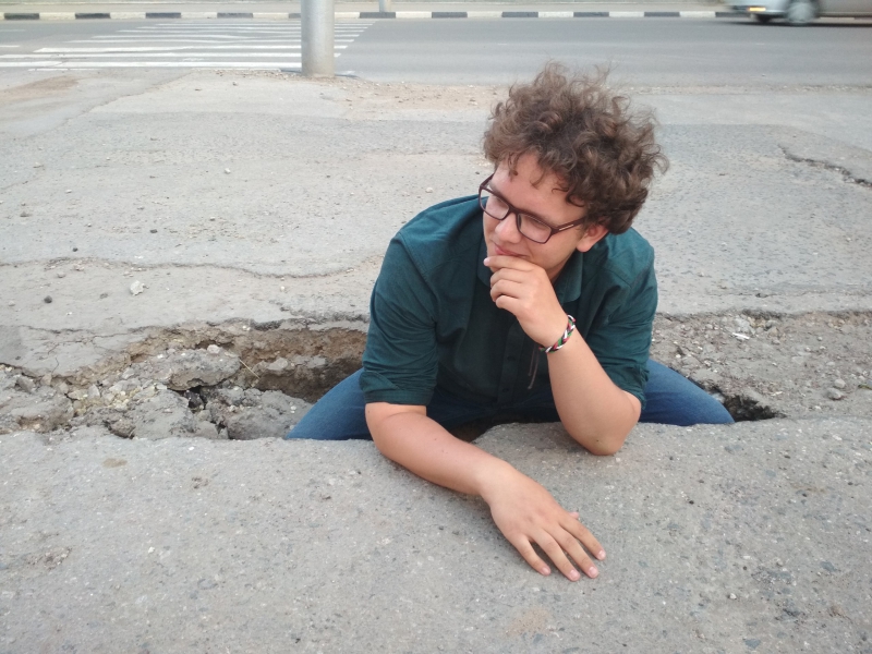 У жителей Саратова стало модным фотографироваться в ямах на дорогах