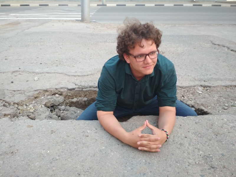 У жителей Саратова стало модным фотографироваться в ямах на дорогах