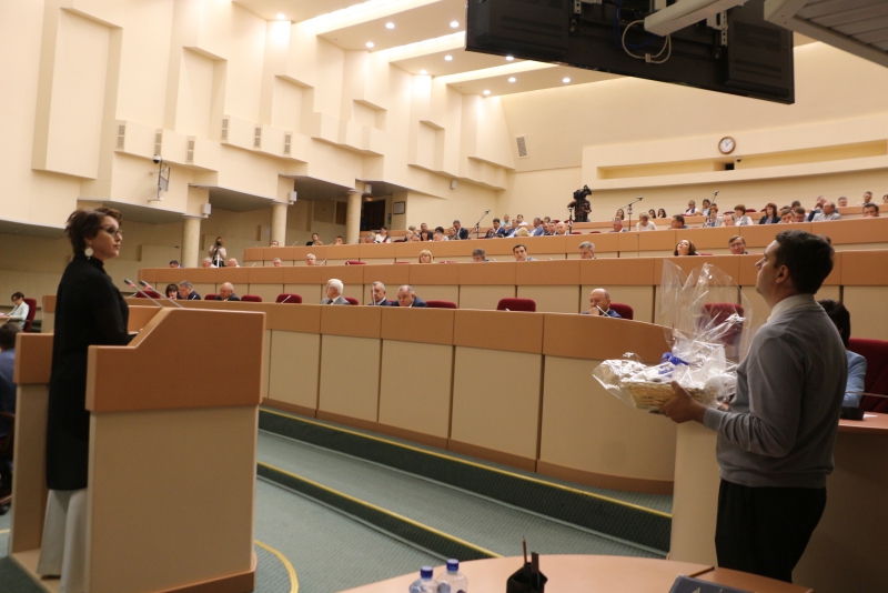 Коммунисты принесли на заседание думы «потребительскую» корзину с едой