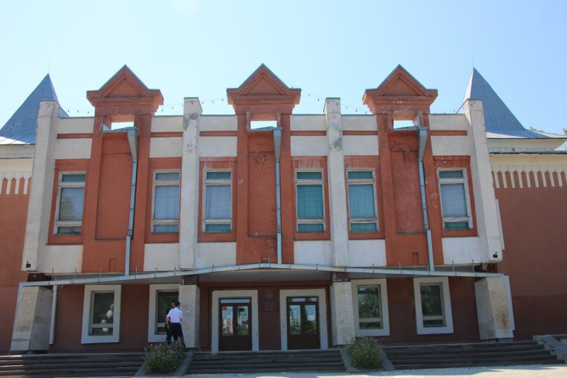 В Балашове журналистам показали балкон Троцкого, 100-летние обои и драконов