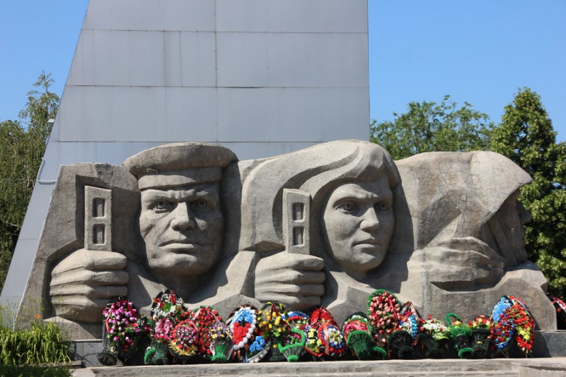 В Балашове журналистам показали балкон Троцкого, 100-летние обои и драконов