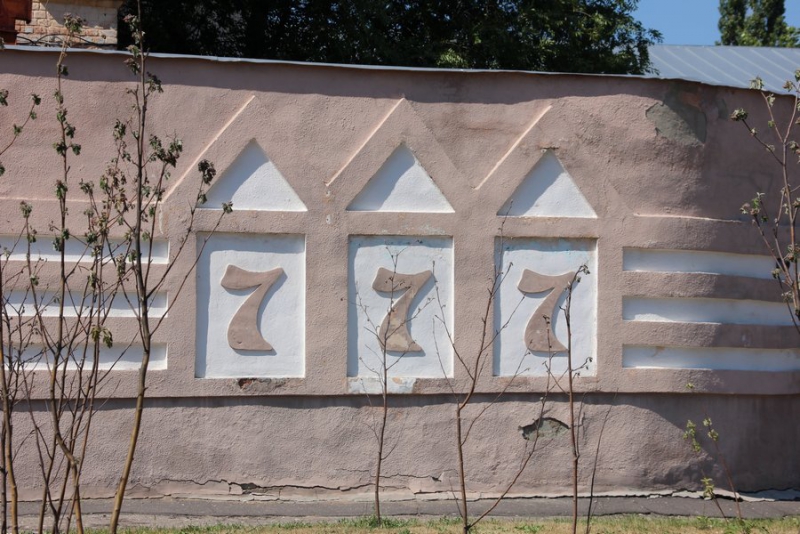 В Балашове журналистам показали балкон Троцкого, 100-летние обои и драконов